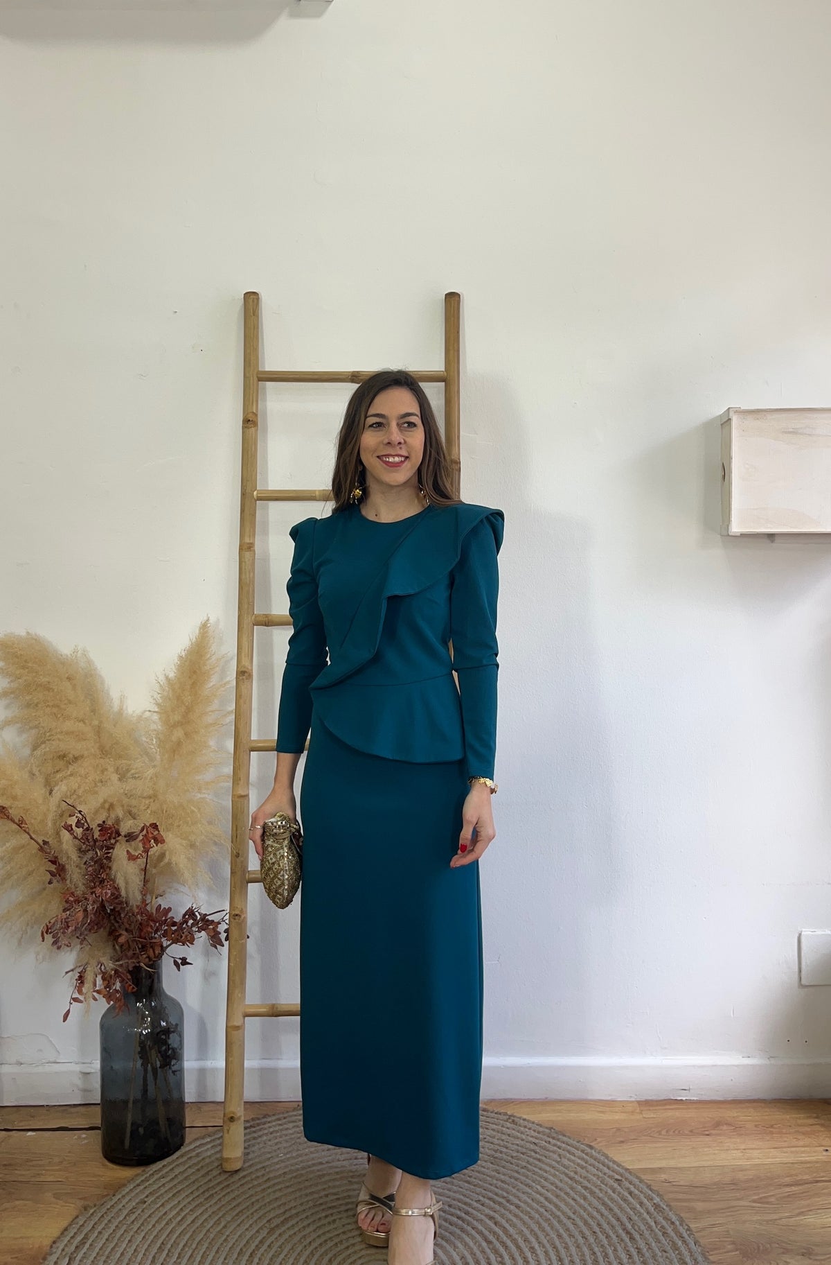 Vestido e volante cruzado