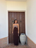 Vestido e bicolor con capa marron