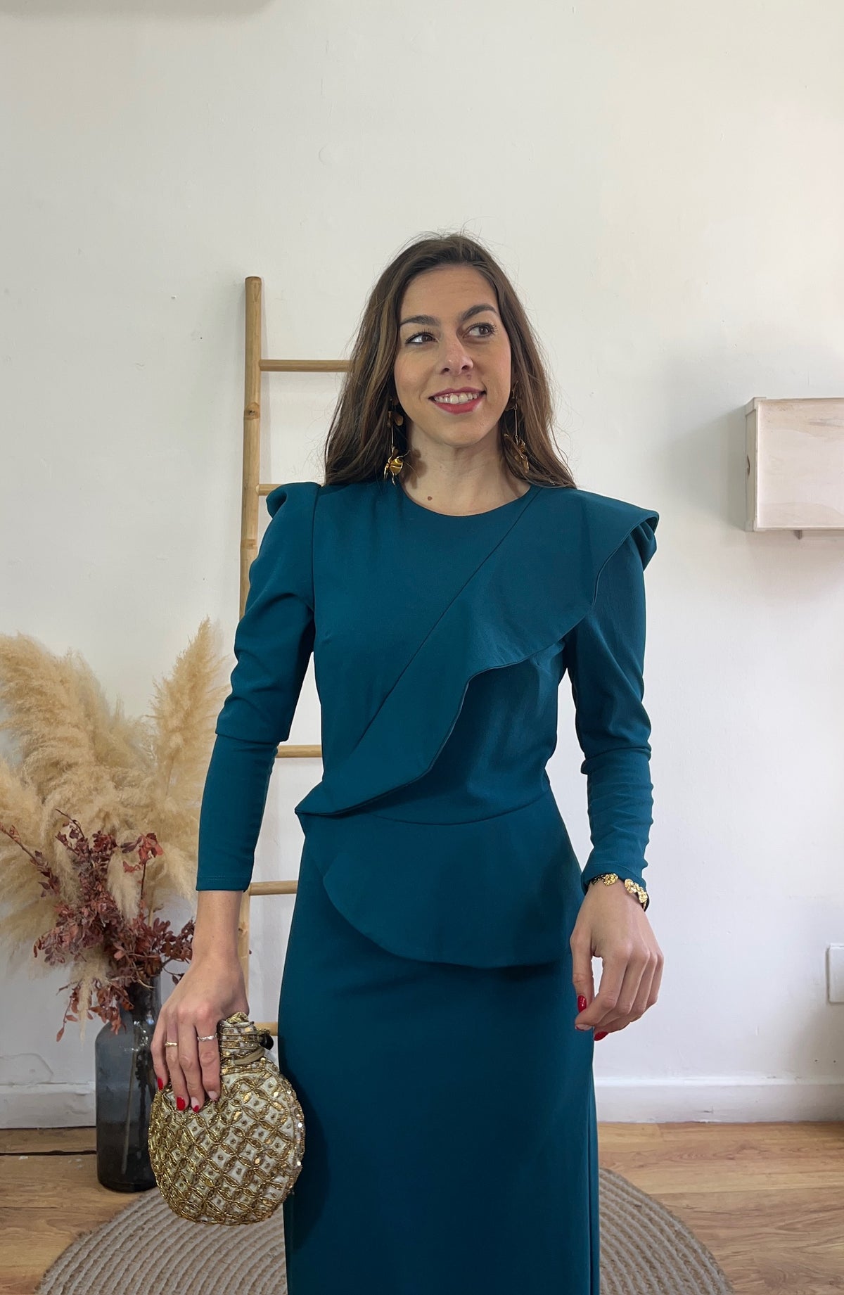 Vestido e volante cruzado
