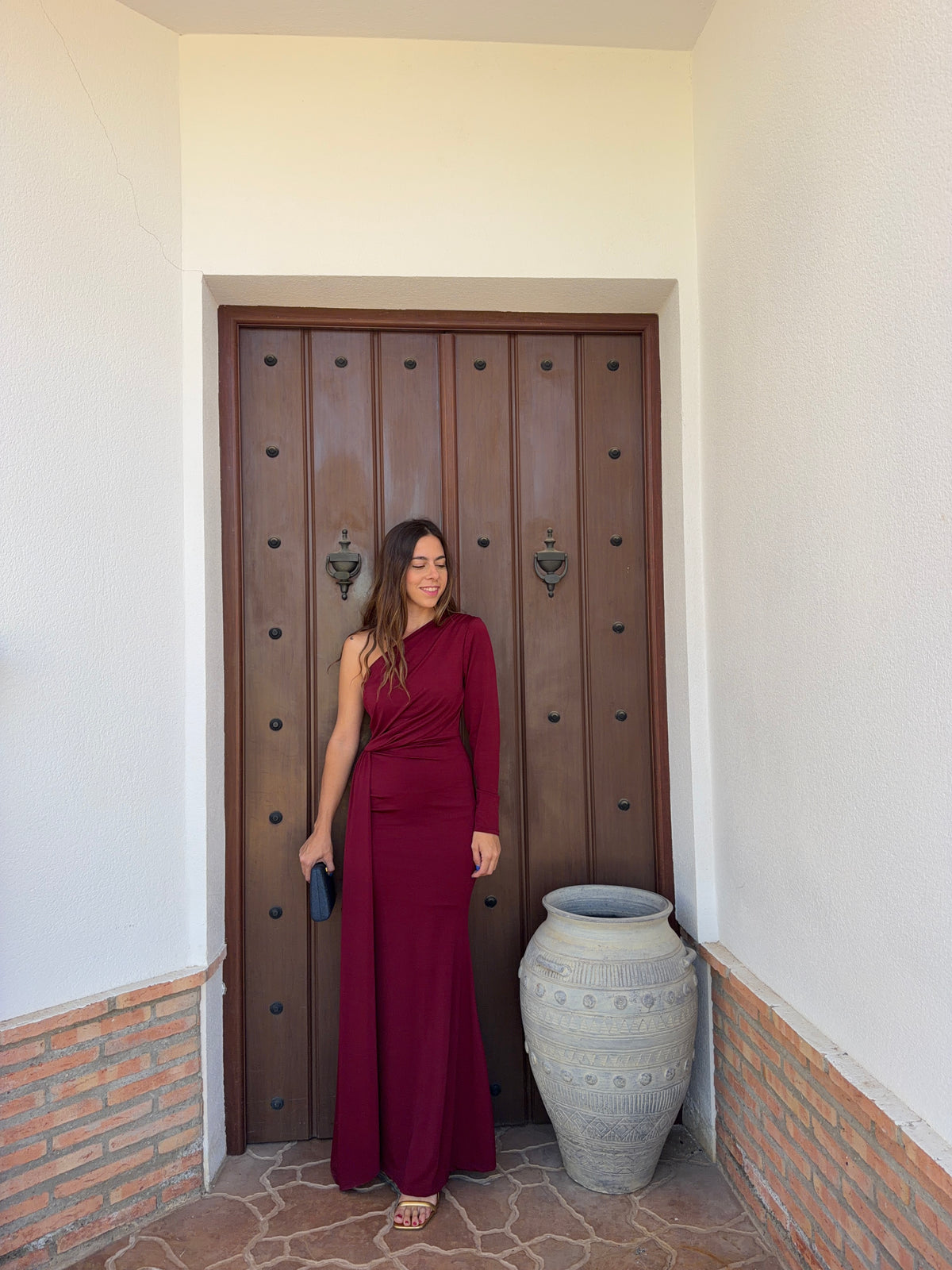Vestido e Miriam burdeos
