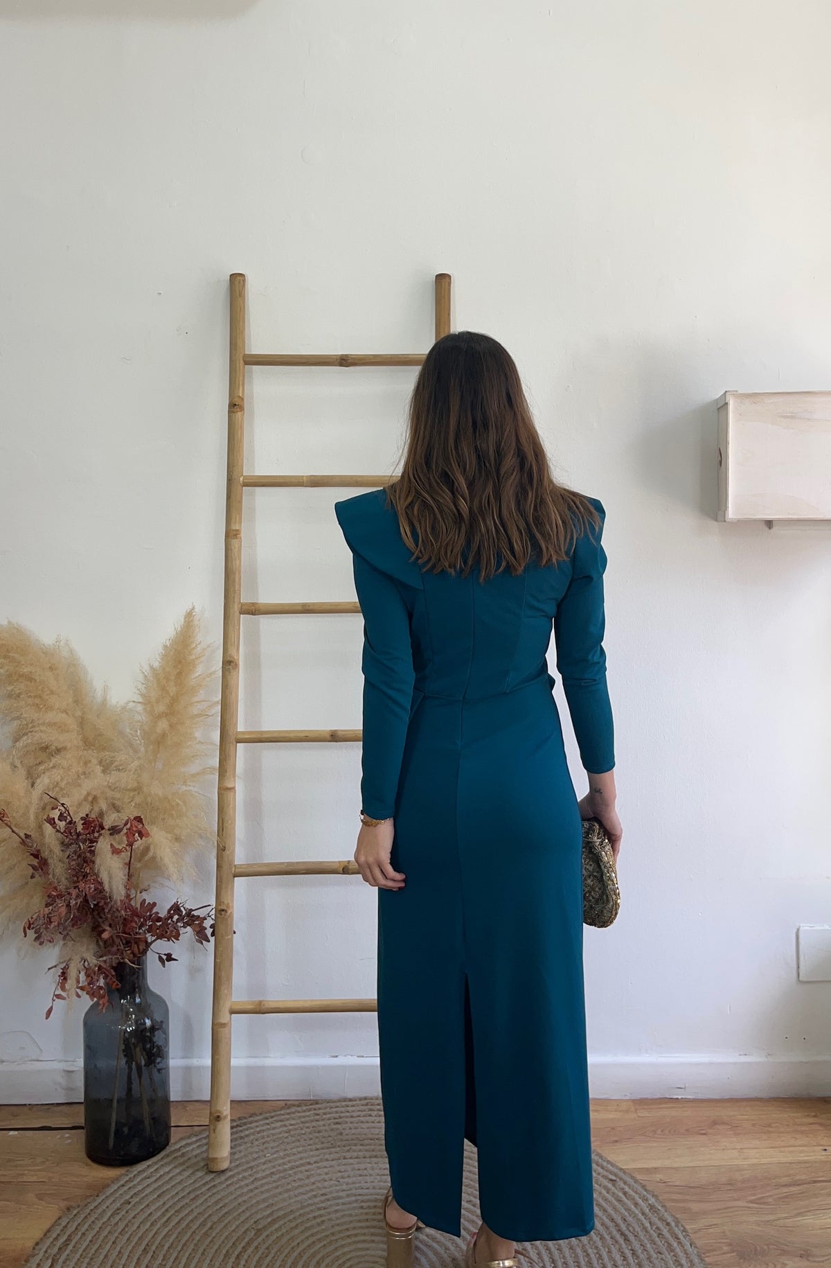 Vestido e volante cruzado
