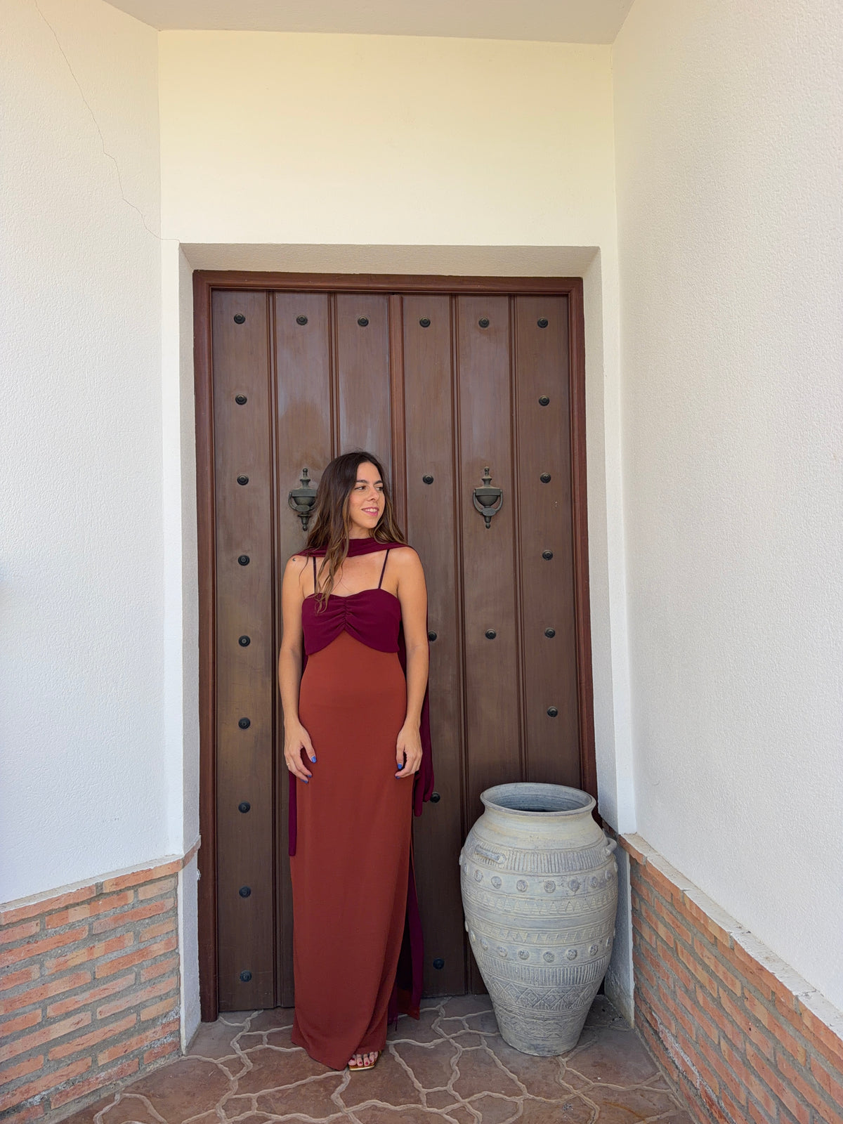 Vestido bicolor con capa caldera