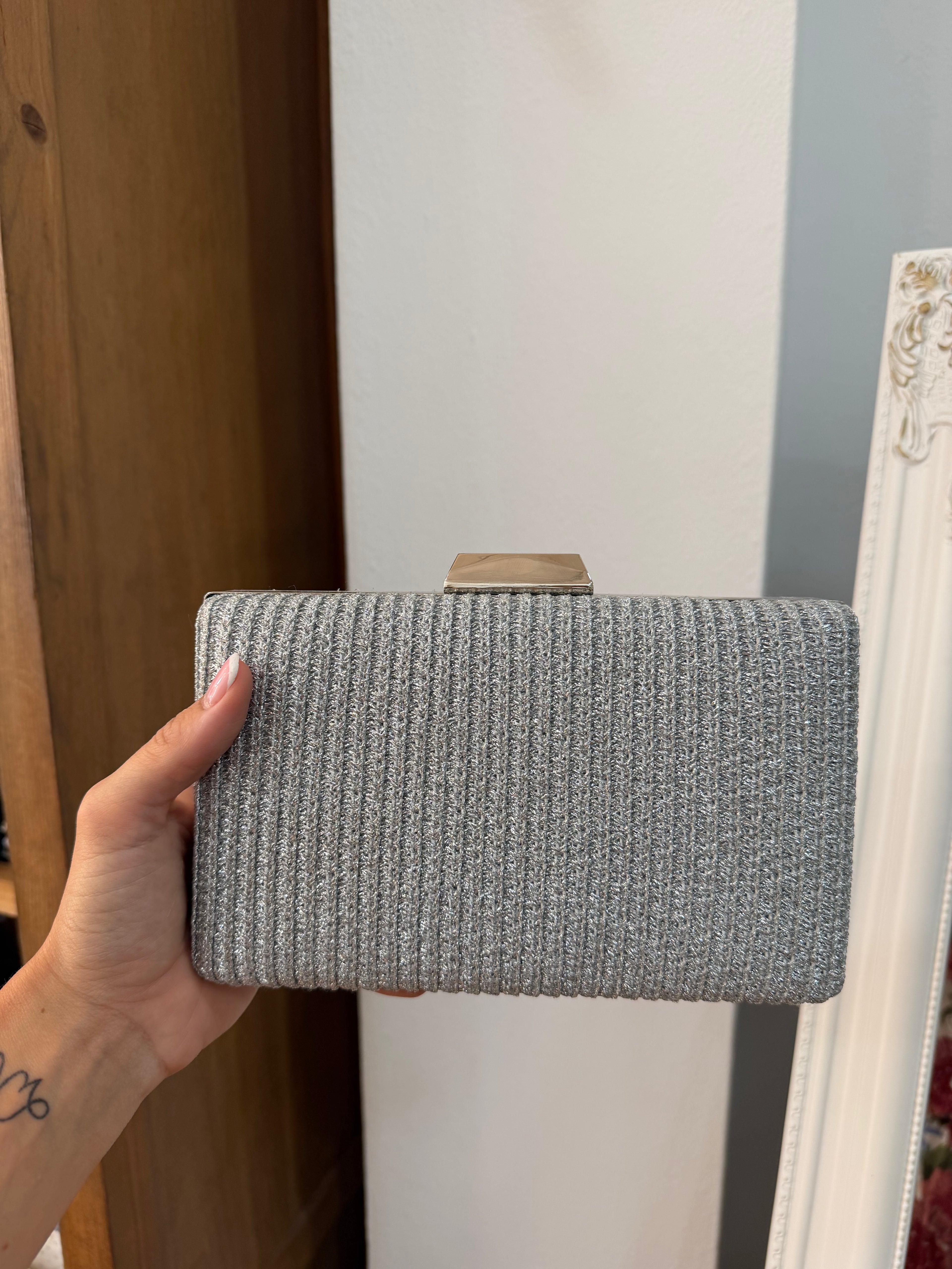Cartera hilos plateada
