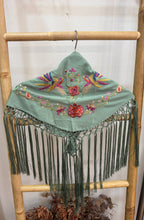 Manton pajaro niña