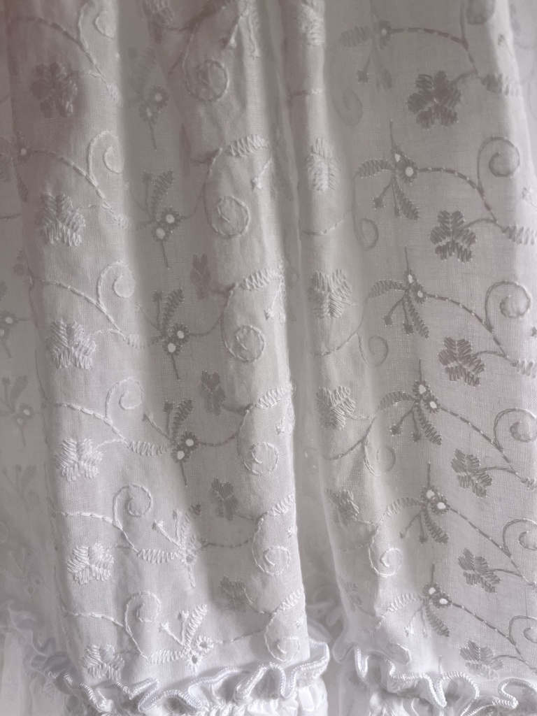 Bata perforada con piquillo