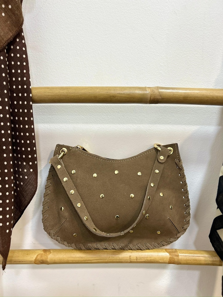 bolso ante tachuelas