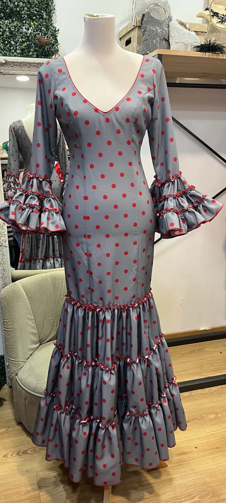 Vestido f carmela gris lunares medianos rojos